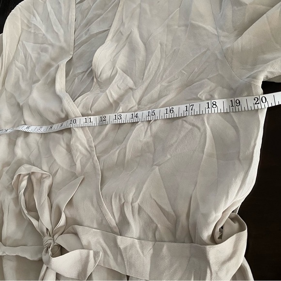 CHASER NWT Wrap Lightweight Blouse Beige Off-white Bell Sleeves Boho-chic Medium - Picture 3 of 7